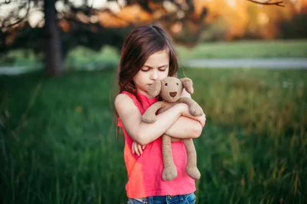Menyedihkan Gadis Kaukasia Memeluk Mainan Pelukan Anak Beruang Lembut Taman — Stok Foto