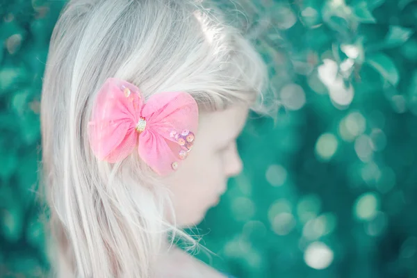 Retrato Pequeña Rubia Caucásica Con Lazo Pelo Rosa Niño Triste —  Fotos de Stock