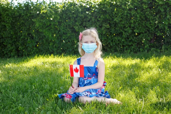 Chica Caucásica Cara Máscara Protectora Celebración Ondeando Bandera Canadiense Aire — Foto de Stock