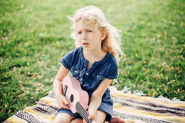 Aranyos Szőke Lány Játszik Rózsaszín Gitár Játék Szabadban Gyerek Zenél — Stock Fotó