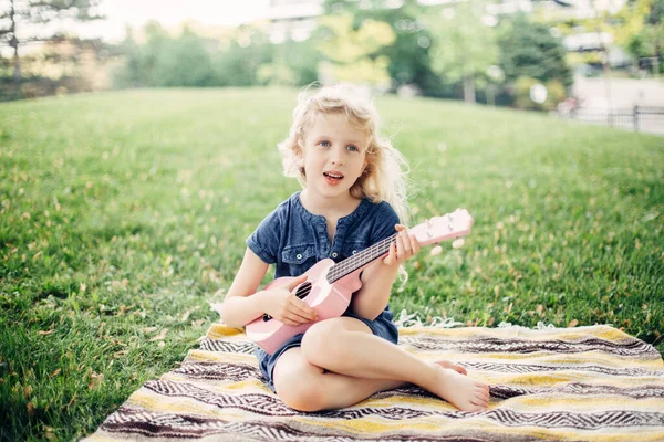 Aranyos Szőke Lány Játszik Rózsaszín Gitár Játék Szabadban Gyerek Zenél — Stock Fotó