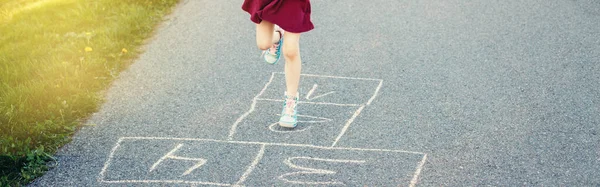 Criança Menina Pernas Jogando Salto Hopscotch Livre Jogo Atividade Engraçada — Fotografia de Stock