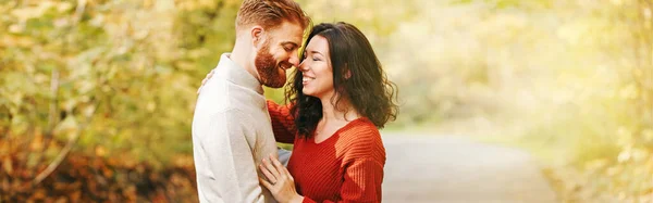 Couple Man Woman Love Boyfriend Girlfriend Hugging Outdoor Park Autumn — Stock Photo, Image