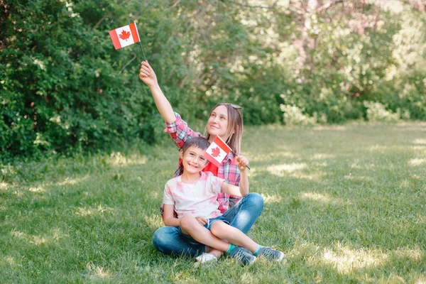 ของครอบคร กชายฉลองว นชาต แคนาดาในว กรกฎาคม วขาวก บเด กชายโบกธงแคนาดา ประชาชนท ภาคภ — ภาพถ่ายสต็อก