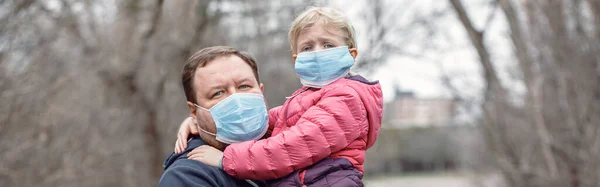 Padre Con Niña Usando Mascarillas Sanitarias Aire Libre Padre Familia — Foto de Stock