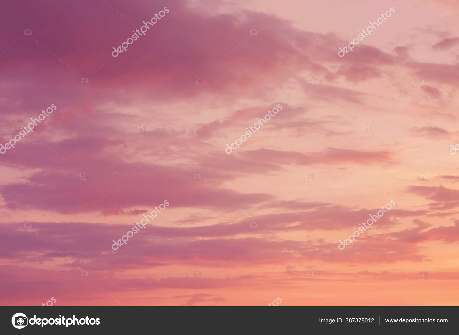 日没や日の出の暗い空に美しい明るいカラフルなピンクの赤い黄色の雲 夕方または朝の空の自然の生態系の背景 素晴らしい自然テクスチャ表面壁紙 ストック写真 C Anoushkatoronto
