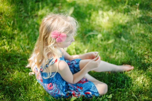 Mavi Elbiseli Dalgın Genç Kız Yaz Güneşli Bir Günde Açık — Stok fotoğraf