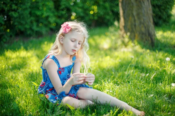 Pensive Mladá Dívka Modrých Šatech Sedí Zemi Venku Létě Slunečný — Stock fotografie