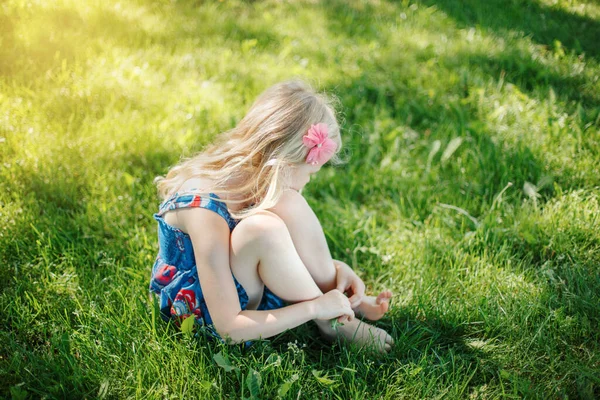 Triest Jong Meisje Zitten Grond Buiten Zomer Zonnige Dag Pensief — Stockfoto