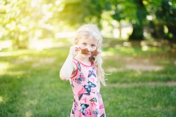 Junges Mädchen Posiert Mit Schicker Pinkfarbener Fünfeckiger Sonnenbrille Freien Niedliche — Stockfoto