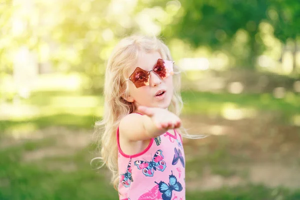 Gadis Muda Berpose Dalam Mewah Pink Pentagonal Berbentuk Kacamata Hitam — Stok Foto