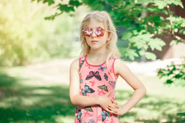 Ung Flicka Poserar Snygga Rosa Femkantiga Formade Solglasögon Utomhus Söt — Stockfoto