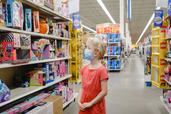 Toronto Ontario Canadá Junio 2020 Jovencita Compras Mascarillas Sanitarias Juguetería — Foto de Stock