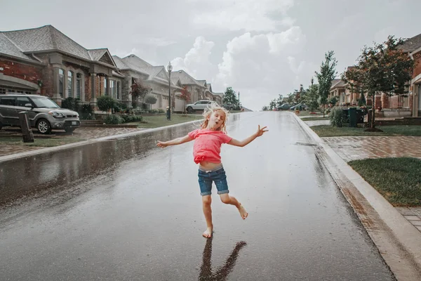 Gadis Manis Berjalan Percikan Manis Bawah Hujan Jalan Anak Anak — Stok Foto