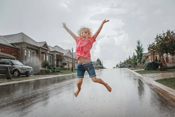 Мила Чарівна Дівчина Біжить Бризкаючи Під Дощем Вулиці Дитина Розважається — стокове фото