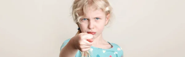 Menina Mostrando Sinal Figo Criança Expressando Forte Emoção Negativa Bonito — Fotografia de Stock