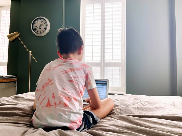 Anak Kulit Putih Duduk Tempat Tidur Dan Belajar Online Laptop — Stok Foto