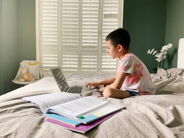 Anak Kulit Putih Duduk Tempat Tidur Dan Belajar Online Laptop — Stok Foto