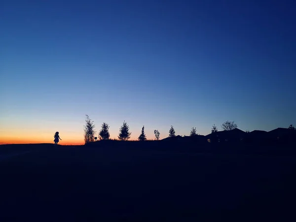 Lille Pige Landet Ved Solnedgang Silhuet Barn Barn Træer Huse - Stock-foto