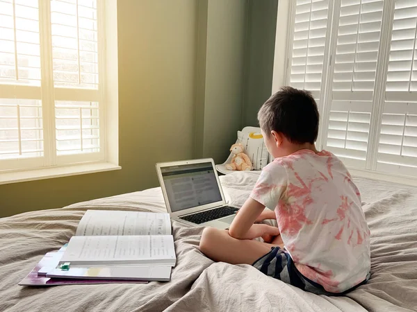 Anak Kulit Putih Duduk Tempat Tidur Dan Belajar Online Laptop — Stok Foto