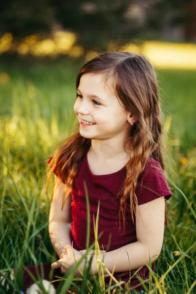 Primer Plano Retrato Risa Divertida Joven Niña Caucásica Aire Libre — Foto de Stock