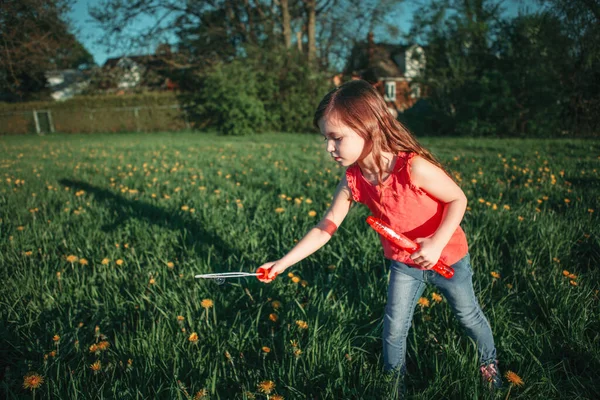 Coge Una Burbuja Chica Soplando Burbujas Jabón Parque Día Verano — Foto de Stock