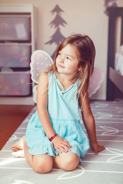 Gadis Cantik Berpakaian Manis Prasekolah Bermain Putri Peri Rumah Imajinasi — Stok Foto