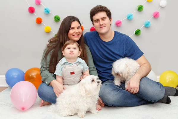 Família Caucasiana Com Menino Comemorando Seu Primeiro Aniversário Casa Pais — Fotografia de Stock