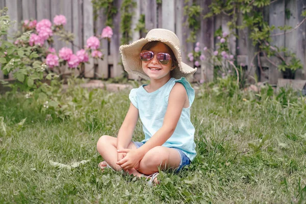 Retrato Linda Niña Adorable Gafas Sol Sombrero Paja Sentado Hierba —  Fotos de Stock