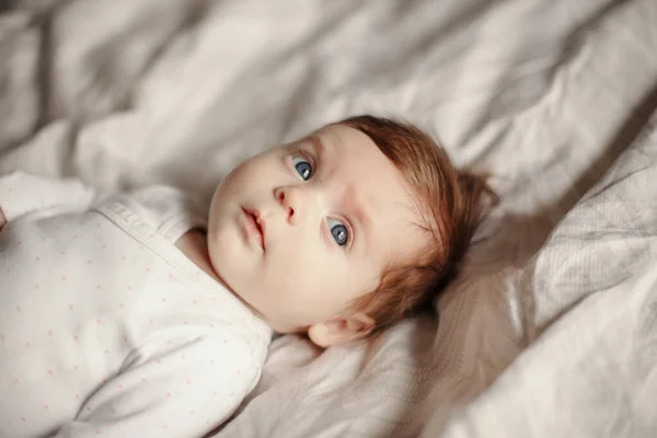 Retrato Primer Plano Del Lindo Bebé Recién Nacido Caucásico Adorable — Foto de Stock