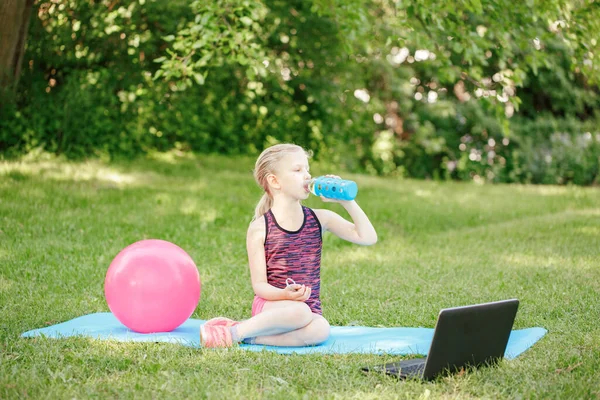 Tired Caucasian Girl Child Drinking Water Doing Sport Workout Outdoor — Stock Photo, Image