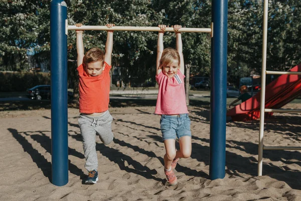 Två Roliga Vita Vänner Hänger Pull Barer Parken Lekplatsen Sommar — Stockfoto