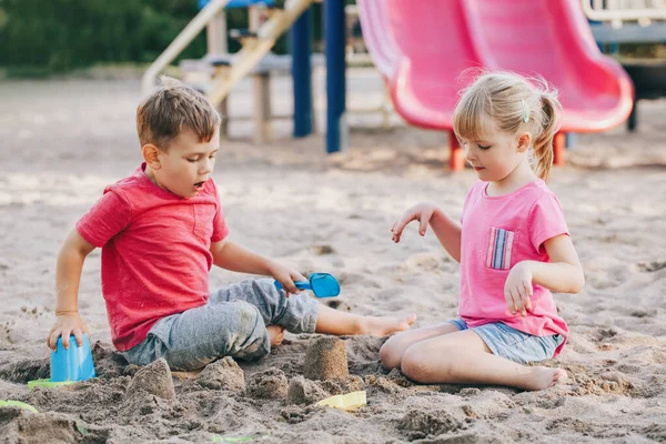 Двоє Дітей Кавказу Сидять Пісочниці Бавляться Іграшками Пляжі Маленька Дівчинка — стокове фото
