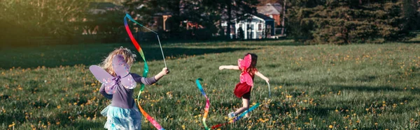 Niños Niñas Jugando Con Cintas Parque Niños Corriendo Juntos Prado —  Fotos de Stock