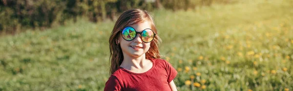 Улыбающаяся Молодая Белая Девушка Смешных Солнечных Очках Открытом Воздухе Милый — стоковое фото
