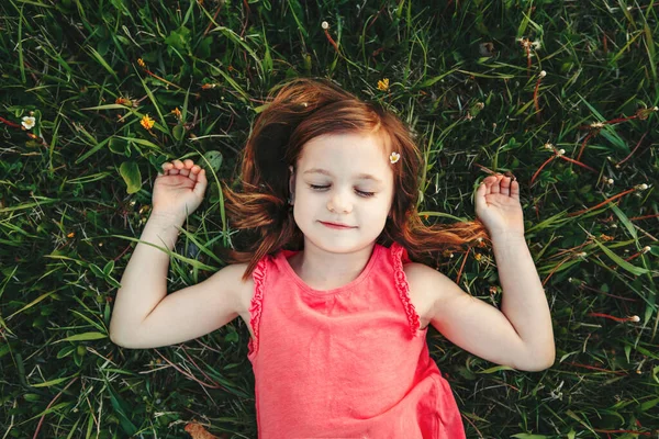 Gadis Kulit Putih Yang Lucu Bermimpi Beristirahat Rumput Padang Rumput — Stok Foto