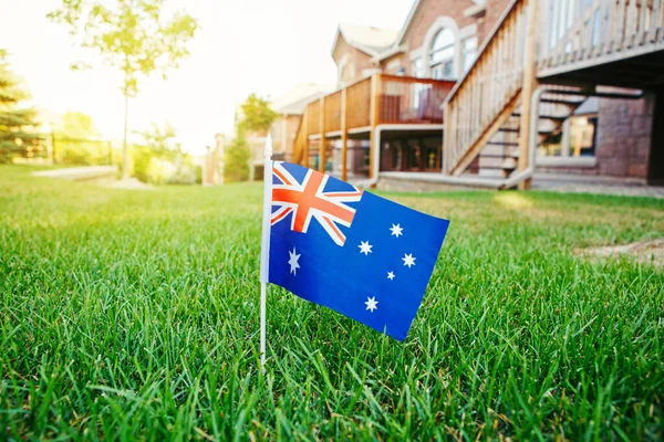 Australian Flag Standing Green Grass Front House Australia Day National — Stock Photo, Image