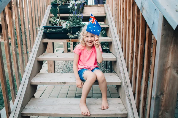 Очаровательная Счастливая Белая Девушка Австралийским Флагом Улыбающийся Ребенок Сидит Дома — стоковое фото