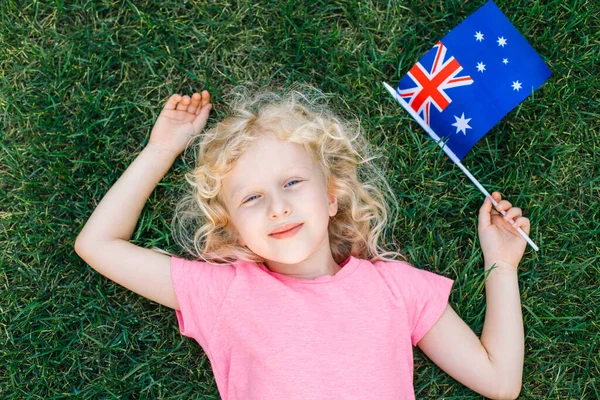 Adorabile Carino Felice Ragazza Caucasica Possesso Bandiera Australiana Bambino Sorridente — Foto Stock