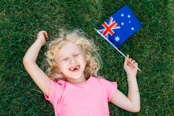 Adorabile Carino Felice Ragazza Caucasica Possesso Bandiera Australiana Sorridente Bambino — Foto Stock