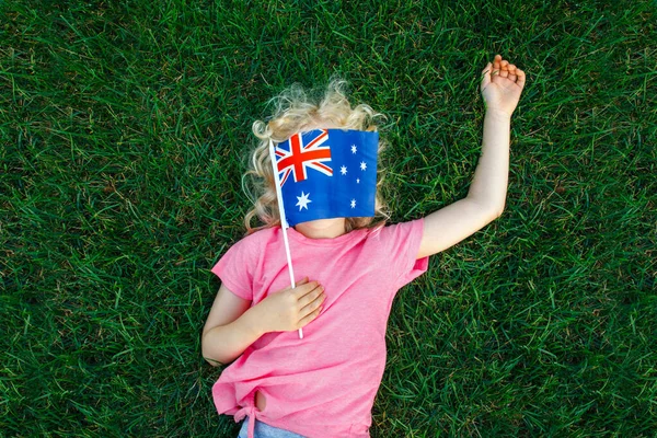 ความส ขสาว Caucasian อธงออสเตรเล กตลกท ปกคล มใบหน าของเธอด วยธงออสเตรเล พลเม — ภาพถ่ายสต็อก