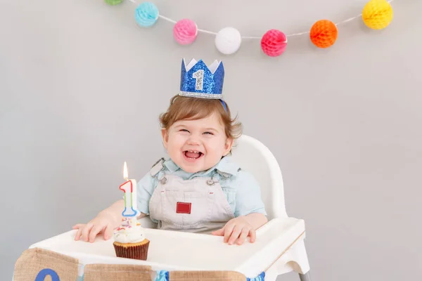 Feliz Sorrindo Bonito Menino Caucasiano Coroa Azul Comemorando Seu Primeiro — Fotografia de Stock