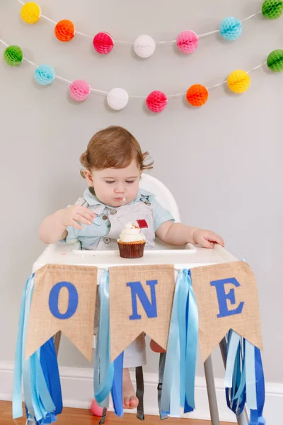 Schattig Schattig Blank Jongetje Dat Zijn Eerste Verjaardag Thuis Viert — Stockfoto