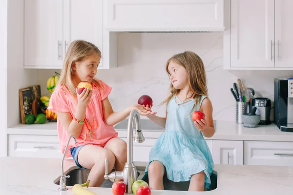 Anak Anak Kulit Putih Makan Buah Buahan Segar Wastafel Dapur — Stok Foto