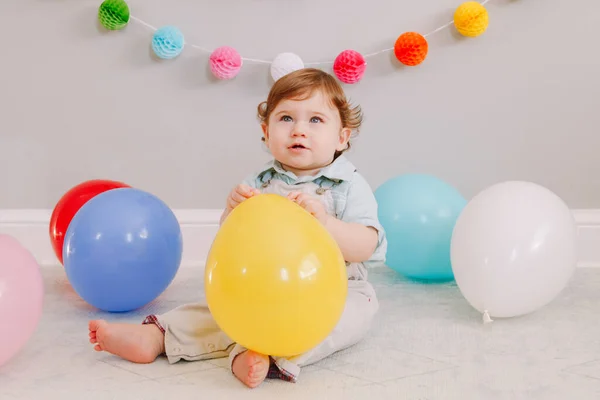 Amuzant Băiat Caucazian Sărbătorește Prima Naștere Copil Copil Copil Stând — Fotografie, imagine de stoc