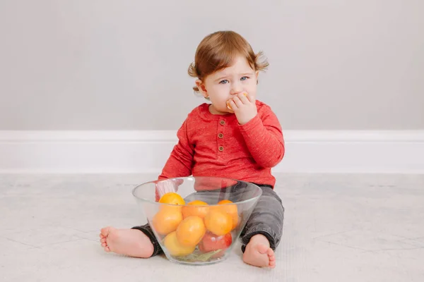 Söt Söt Vit Pojke Äter Citrusfrukt Mandarin Apelsin Finny Barn — Stockfoto