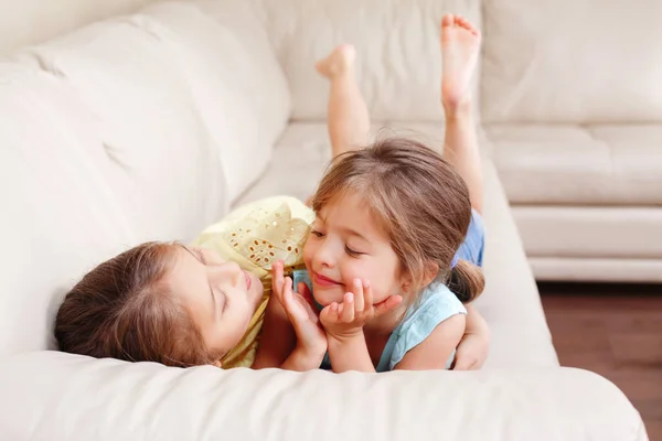 Dua Gadis Kaukasia Kecil Yang Lucu Saudara Bermain Rumah Anak — Stok Foto