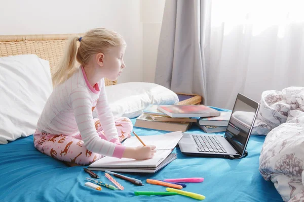 Gadis Kulit Putih Yang Belajar Online Laptop Internet Sekolah Virtual — Stok Foto