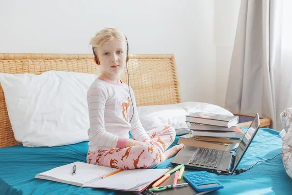 Biała Dziewczynka Uczy Się Przez Internet Laptopie Szkoła Wirtualna Rozmowie — Zdjęcie stockowe