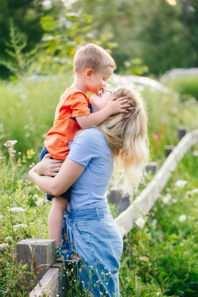 Молодая Блондинка Белая Мать Мальчик Маленький Сын Обнимаются Обнимая Поцелуи — стоковое фото